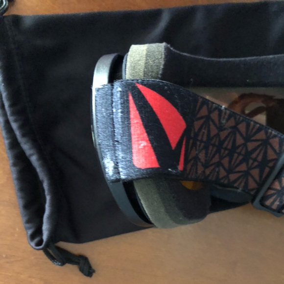 Like new gently used Stage ski goggles - Picture 3 of 6